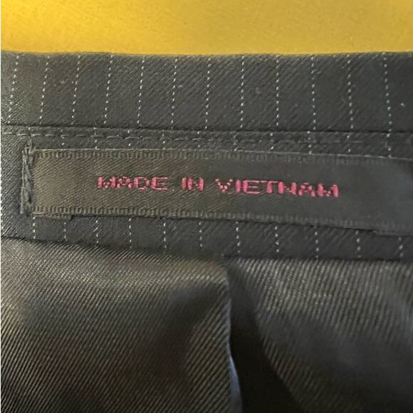 Kilburne & Finch Black Pin Stripe Three Button Sports Jacket, Size 42R - Picture 4 of 8